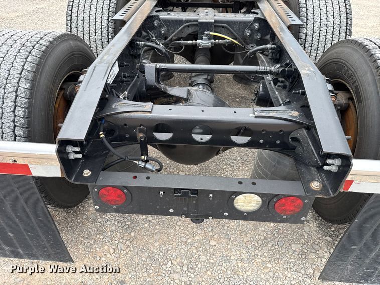image for item ET6296 2021 International LT625  semi truck