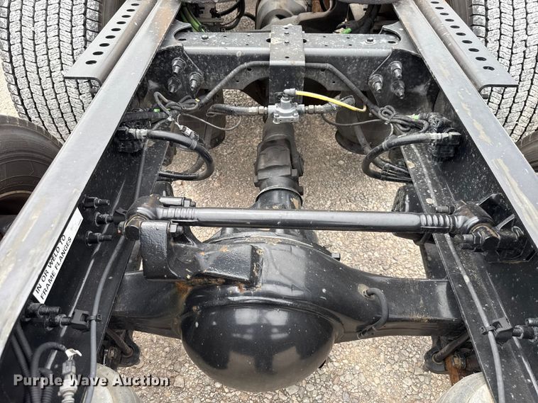 image for item ET6296 2021 International LT625  semi truck