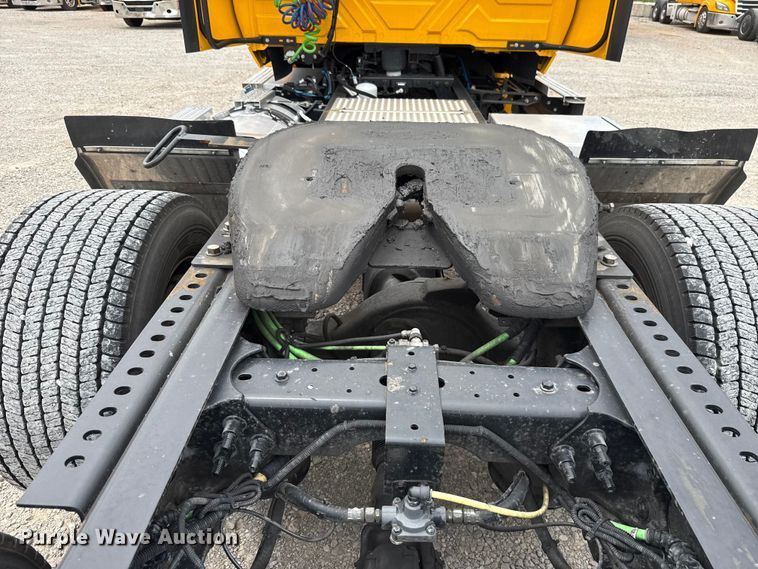 image for item ET6296 2021 International LT625  semi truck