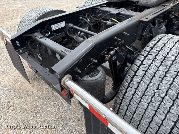 image for item ET6296 2021 International LT625  semi truck