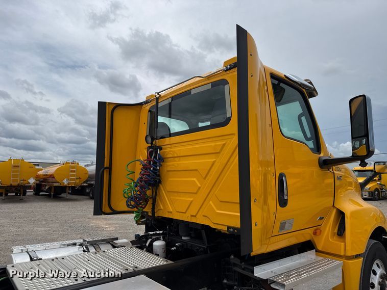 image for item ET6296 2021 International LT625  semi truck