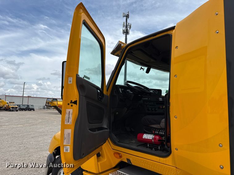 image for item ET6296 2021 International LT625  semi truck