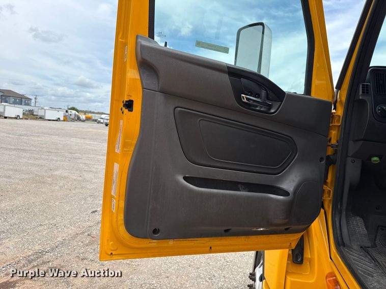 image for item ET6296 2021 International LT625  semi truck