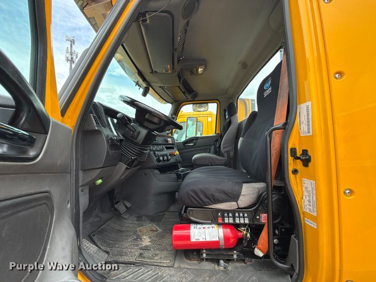 image for item ET6296 2021 International LT625  semi truck