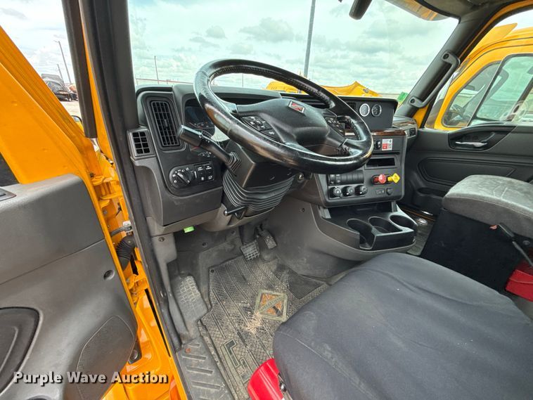 image for item ET6296 2021 International LT625  semi truck