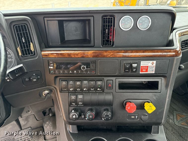 image for item ET6296 2021 International LT625  semi truck