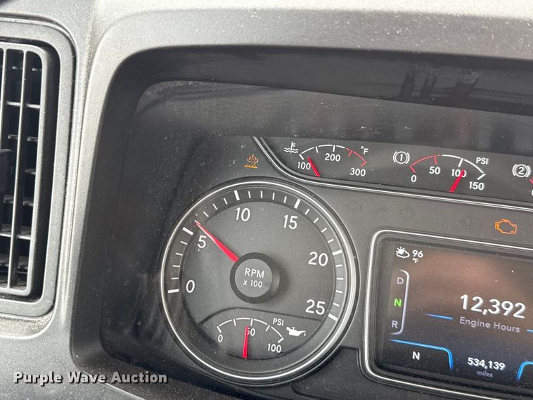 image for item ET6296 2021 International LT625  semi truck