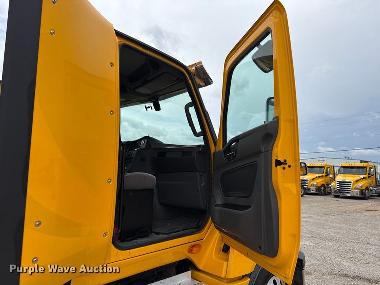 image for item ET6296 2021 International LT625  semi truck