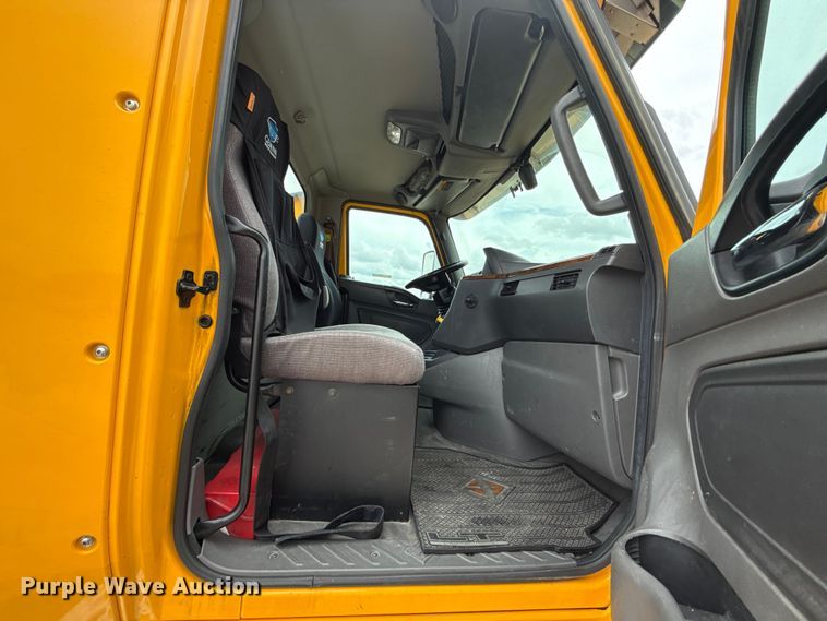 image for item ET6296 2021 International LT625  semi truck