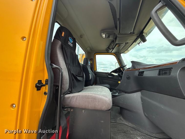 image for item ET6296 2021 International LT625  semi truck