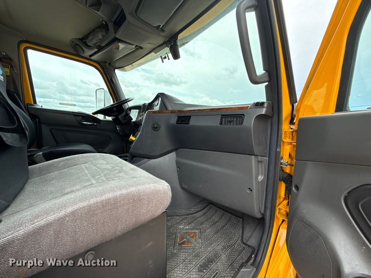 image for item ET6296 2021 International LT625  semi truck