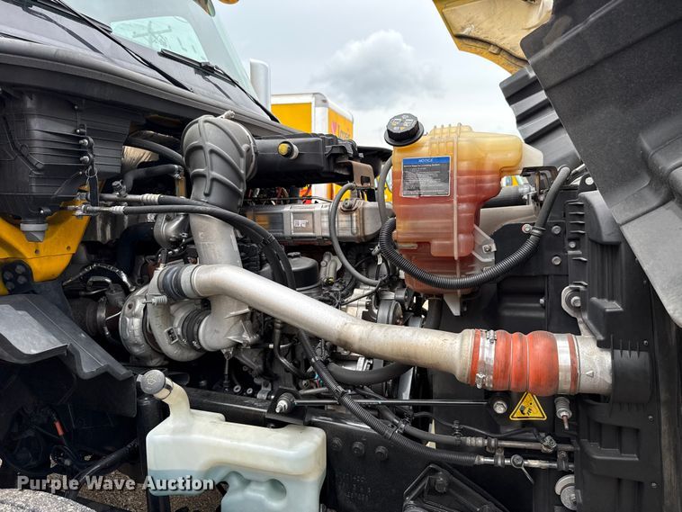 image for item ET6296 2021 International LT625  semi truck