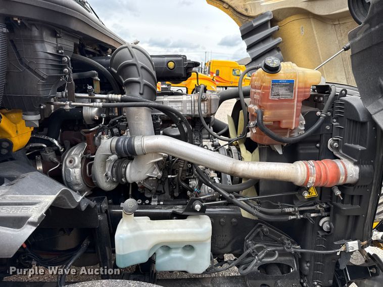 image for item ET6296 2021 International LT625  semi truck