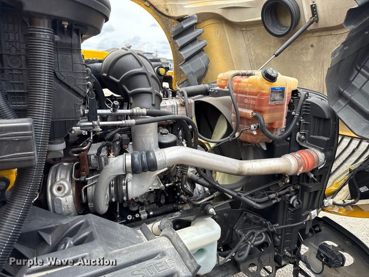 image for item ET6296 2021 International LT625  semi truck