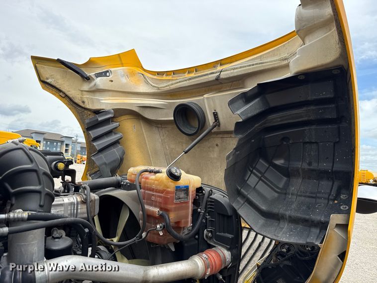 image for item ET6296 2021 International LT625  semi truck