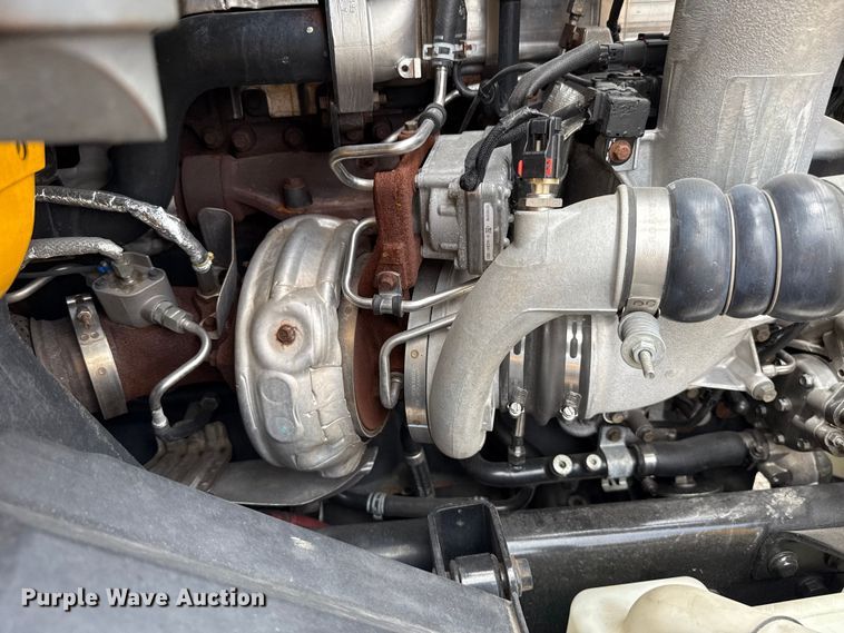 image for item ET6296 2021 International LT625  semi truck