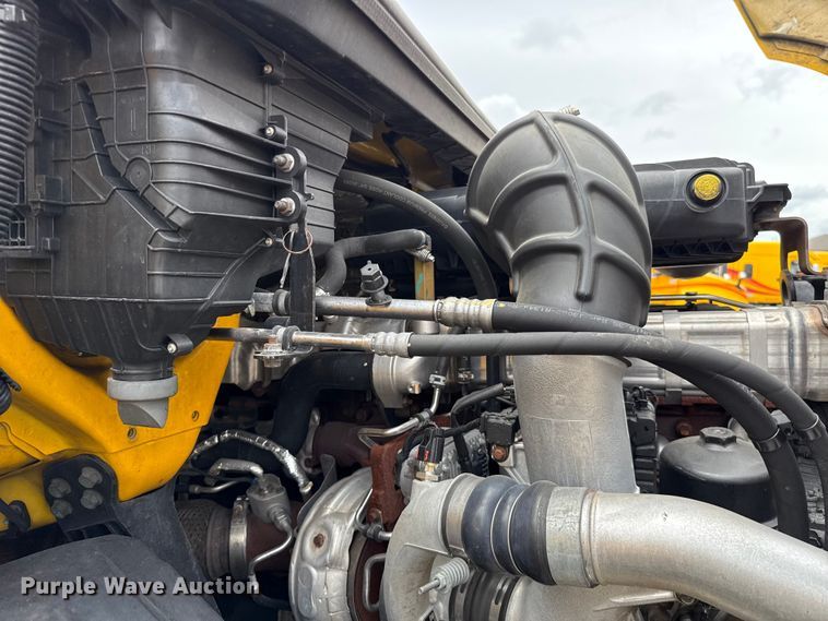 image for item ET6296 2021 International LT625  semi truck