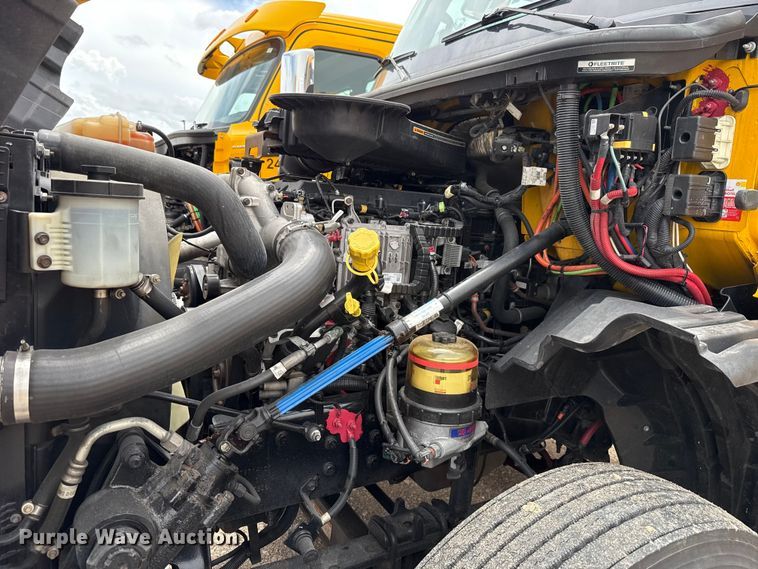 image for item ET6296 2021 International LT625  semi truck