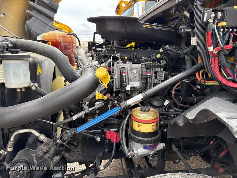 image for item ET6296 2021 International LT625  semi truck