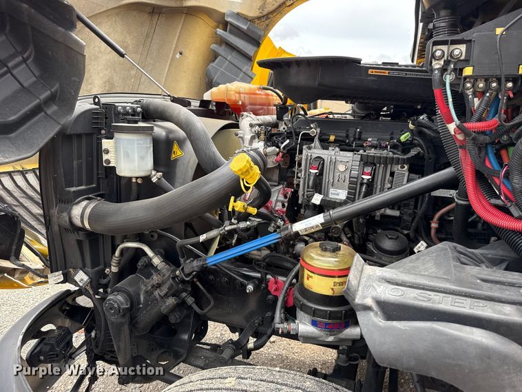image for item ET6296 2021 International LT625  semi truck