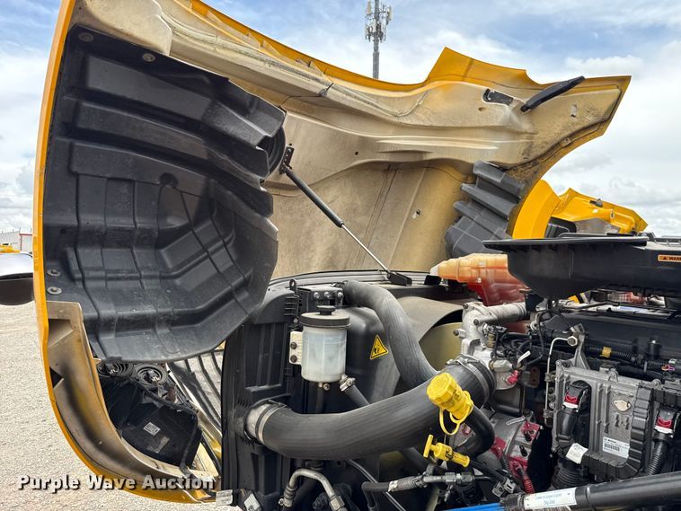 image for item ET6296 2021 International LT625  semi truck