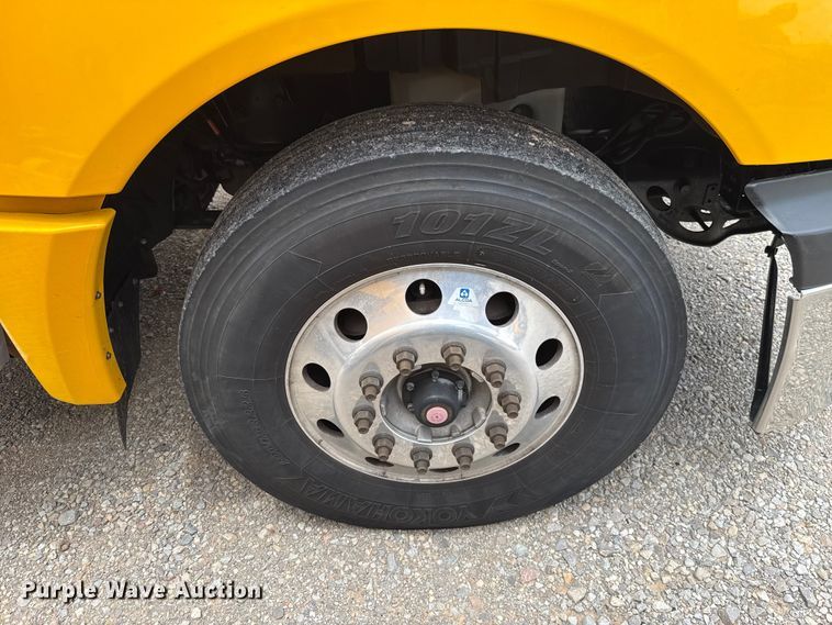 image for item ET6296 2021 International LT625  semi truck