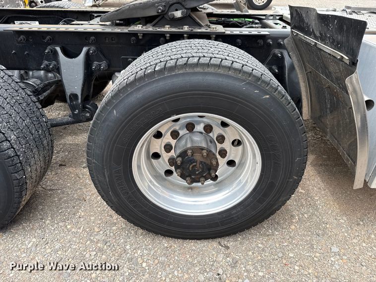 image for item ET6296 2021 International LT625  semi truck