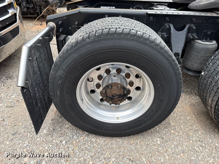 image for item ET6296 2021 International LT625  semi truck