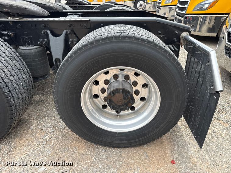 image for item ET6296 2021 International LT625  semi truck