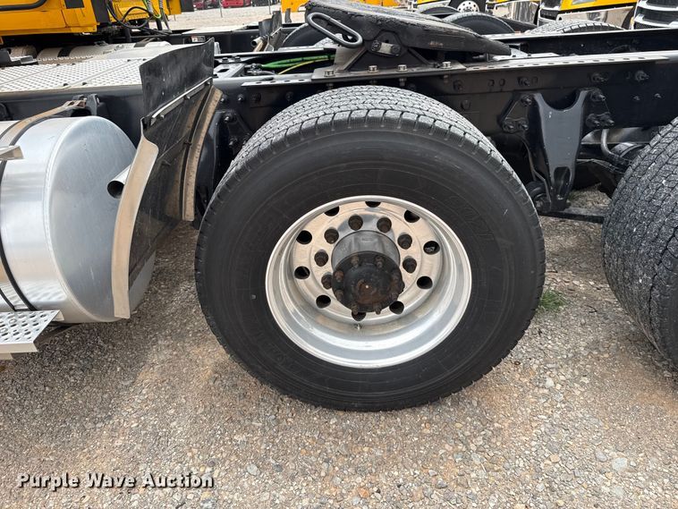 image for item ET6296 2021 International LT625  semi truck