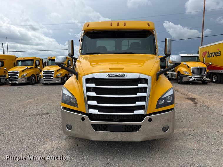 image for item ET6297 2022 Freightliner Cascadia 126 semi truck