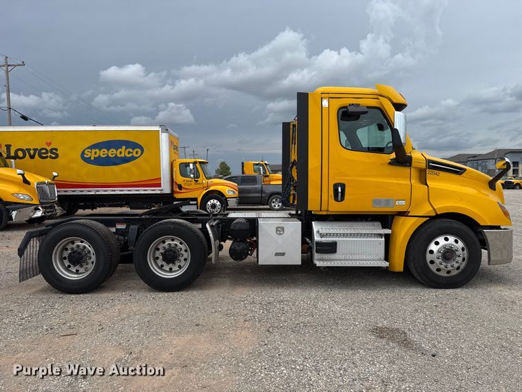 image for item ET6297 2022 Freightliner Cascadia 126 semi truck
