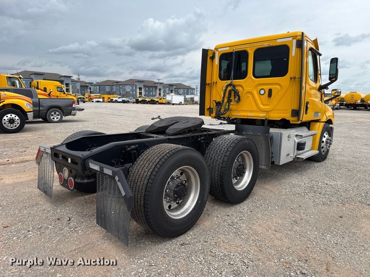 image for item ET6297 2022 Freightliner Cascadia 126 semi truck