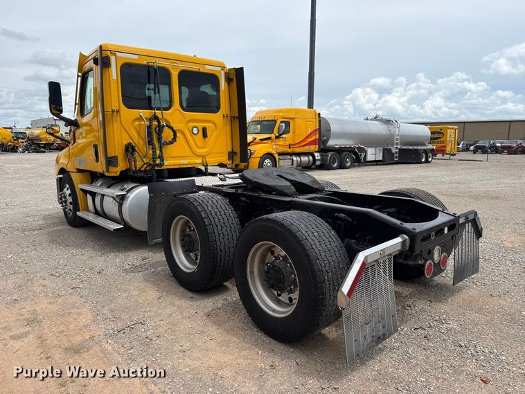 image for item ET6297 2022 Freightliner Cascadia 126 semi truck