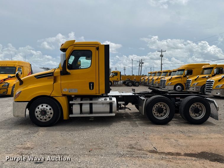 image for item ET6297 2022 Freightliner Cascadia 126 semi truck