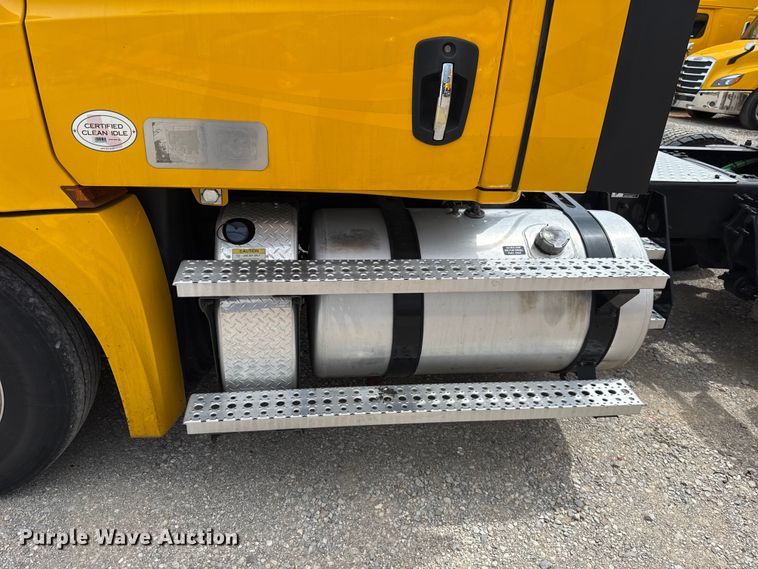 image for item ET6297 2022 Freightliner Cascadia 126 semi truck