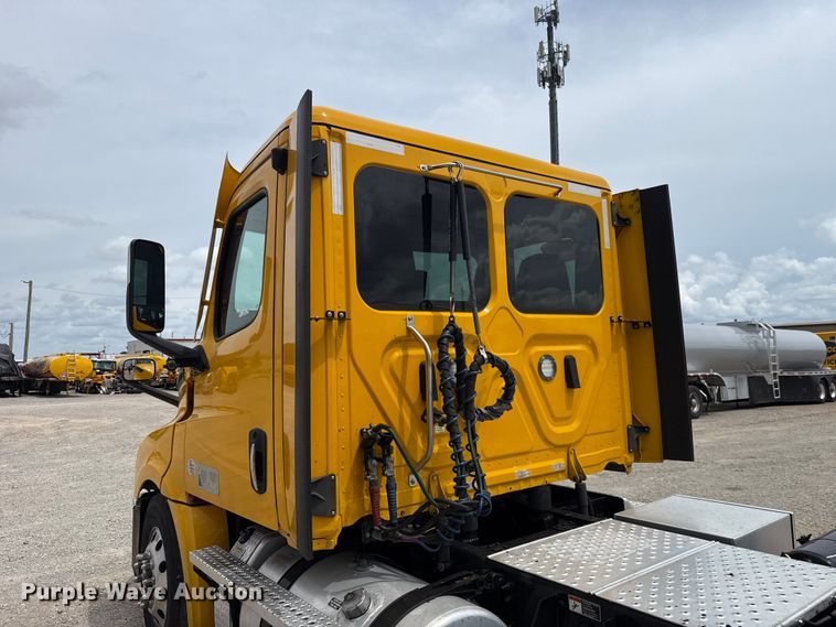 image for item ET6297 2022 Freightliner Cascadia 126 semi truck