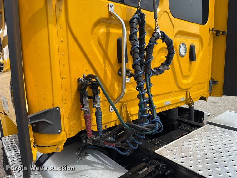 image for item ET6297 2022 Freightliner Cascadia 126 semi truck