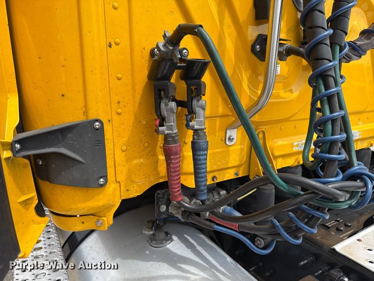 image for item ET6297 2022 Freightliner Cascadia 126 semi truck