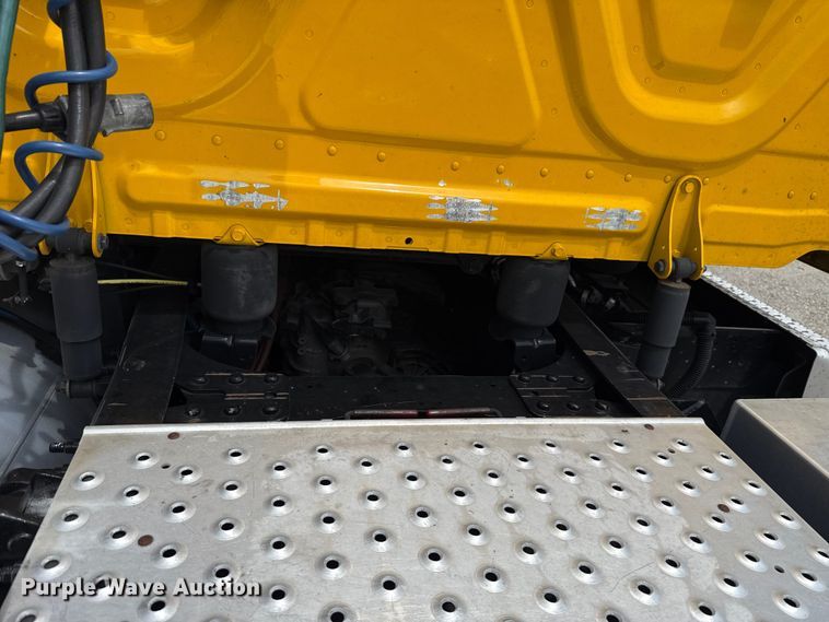 image for item ET6297 2022 Freightliner Cascadia 126 semi truck