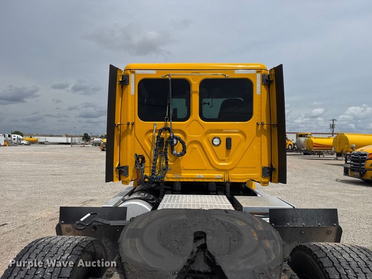 image for item ET6297 2022 Freightliner Cascadia 126 semi truck