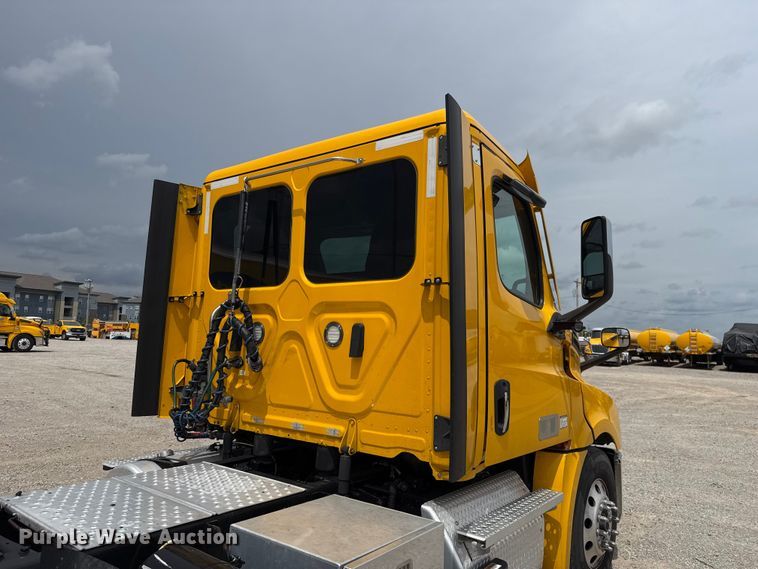 image for item ET6297 2022 Freightliner Cascadia 126 semi truck
