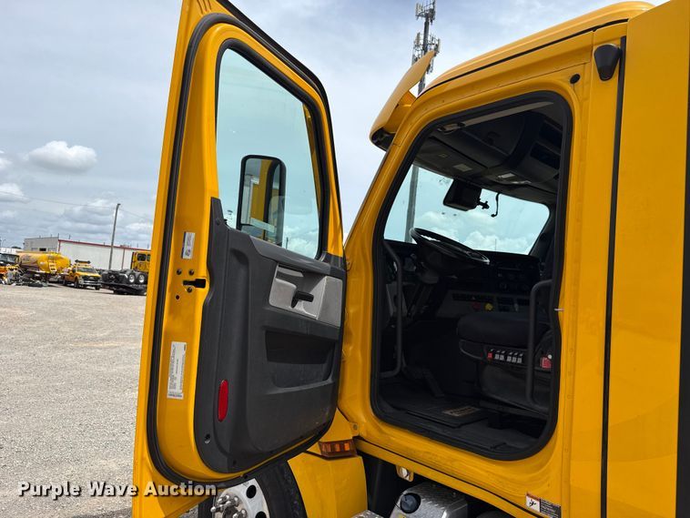 image for item ET6297 2022 Freightliner Cascadia 126 semi truck