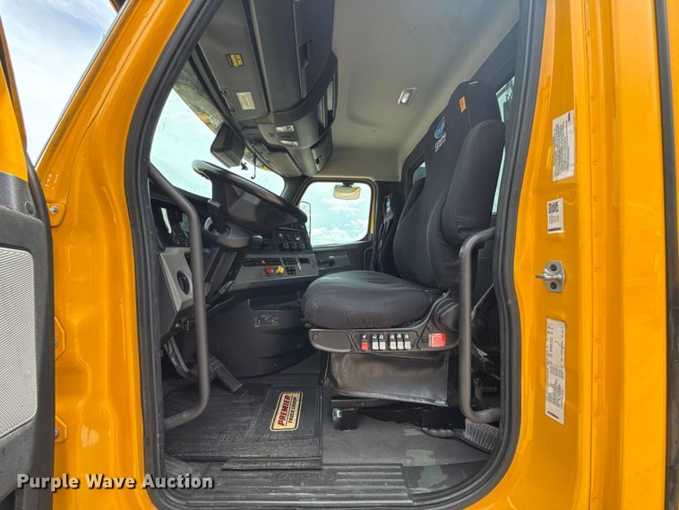 image for item ET6297 2022 Freightliner Cascadia 126 semi truck