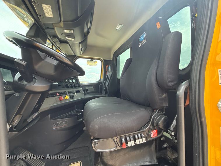 image for item ET6297 2022 Freightliner Cascadia 126 semi truck