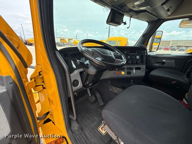image for item ET6297 2022 Freightliner Cascadia 126 semi truck