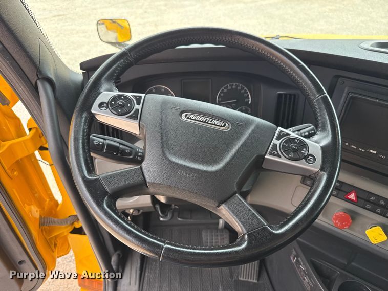 image for item ET6297 2022 Freightliner Cascadia 126 semi truck