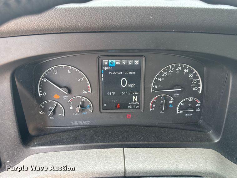 image for item ET6297 2022 Freightliner Cascadia 126 semi truck