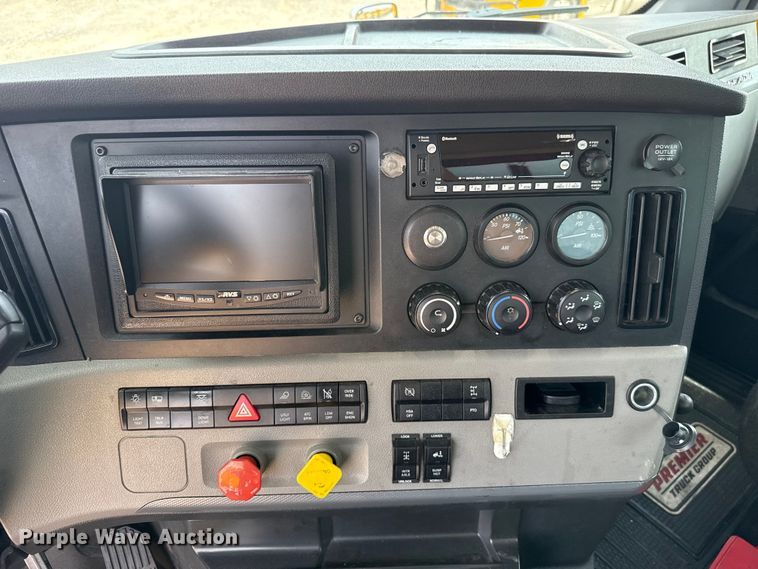 image for item ET6297 2022 Freightliner Cascadia 126 semi truck