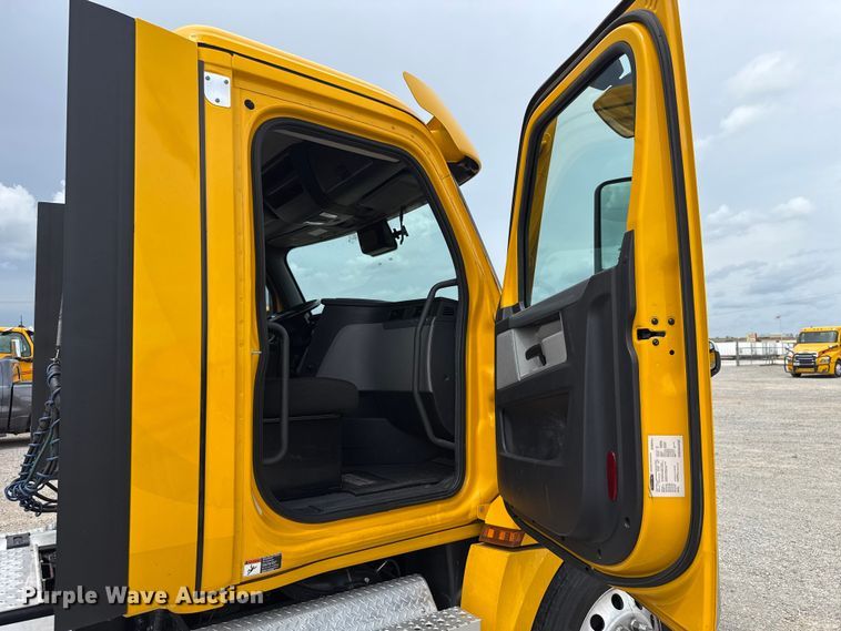 image for item ET6297 2022 Freightliner Cascadia 126 semi truck